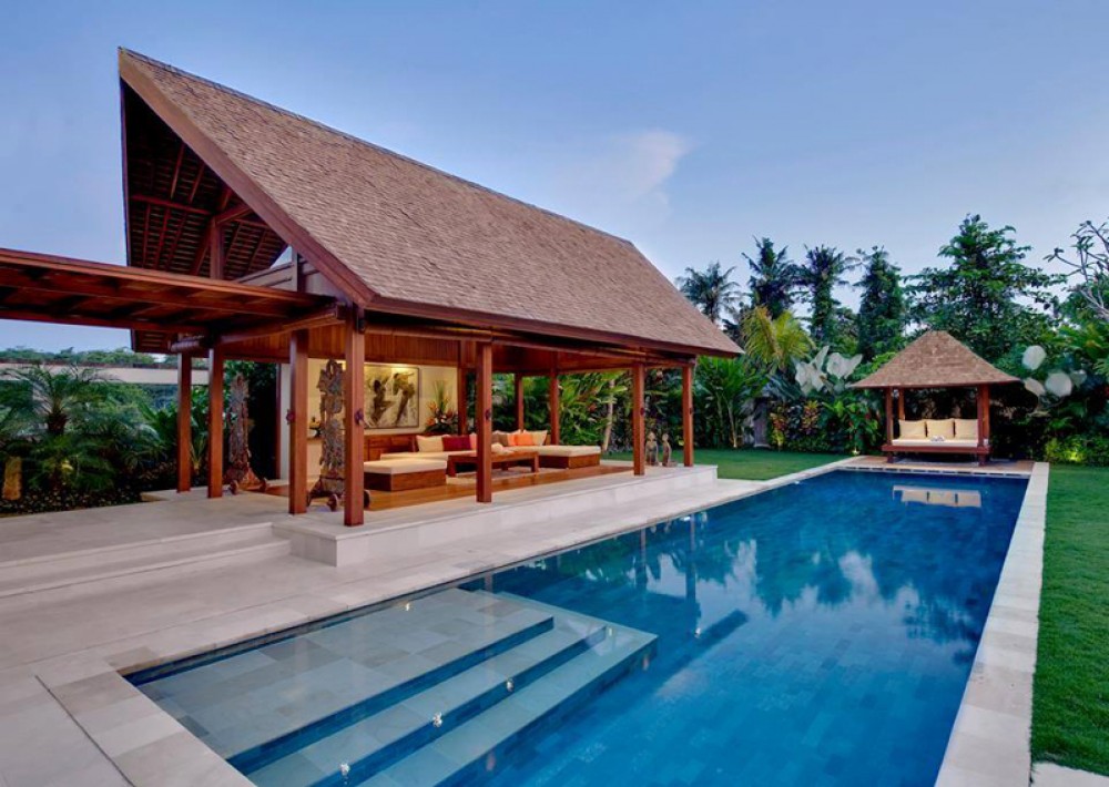 Villa Leasehold Mewah Sembilan Kamar Tidur Dijual di Canggu