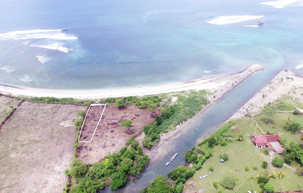 Sumbawa 18 Are Beachfront at Lakey Pipe