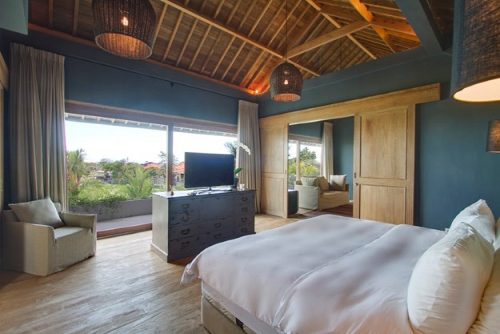 Luxurious Five Bedrooms Freehold Villa for Sale in Canggu