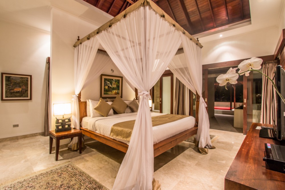 Villa Indah Tiga Tempat Tidur Kompleks Dijual di Seminyak