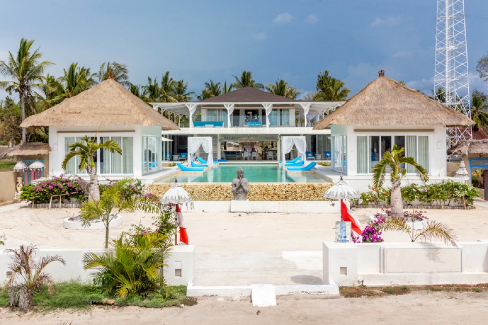 Villa Luxurious Beachfront Modern Dijual di Gili Trawangan