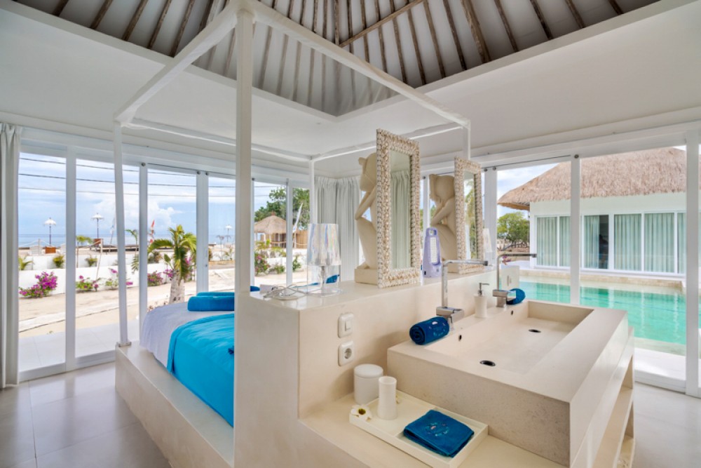 Villa Luxurious Beachfront Modern Dijual di Gili Trawangan