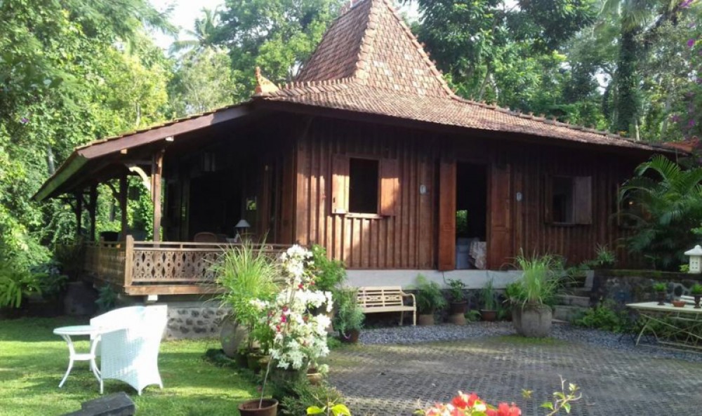 Traditional villa with spacious land for sale in Karangasem