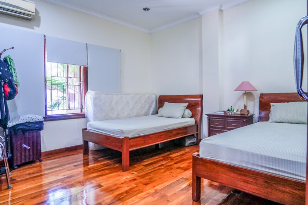 Beautiful Three Level Freehold Villa for Sale in Prime Location of