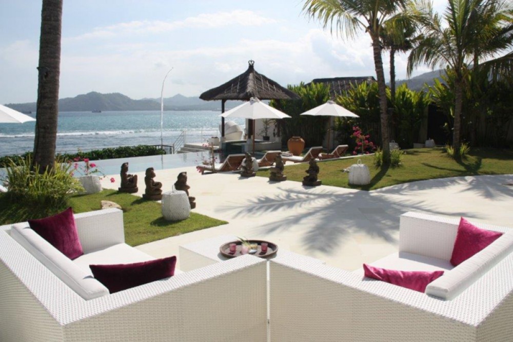 Luxueux Freehold Beachfront Villa à vendre à Candidasa