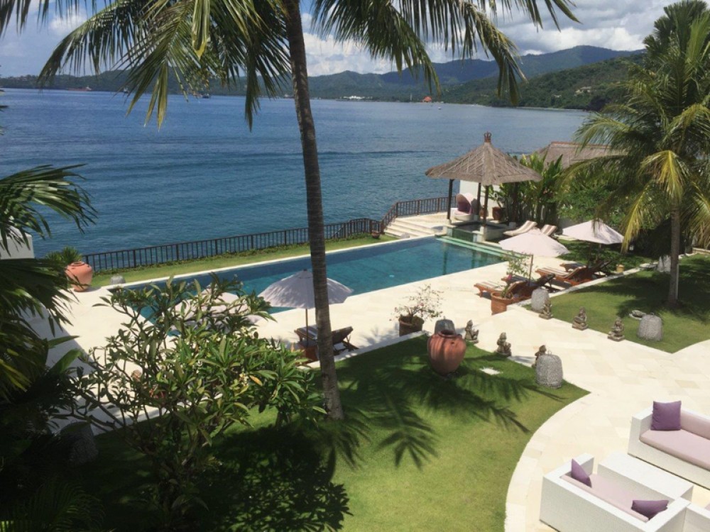 Luxueux Freehold Beachfront Villa à vendre à Candidasa