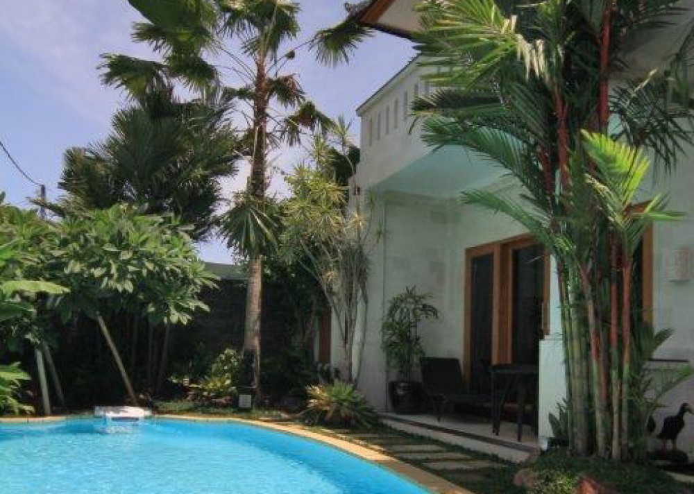 Villa Dua Tingkat Menawan Dijual di Jantung Seminyak