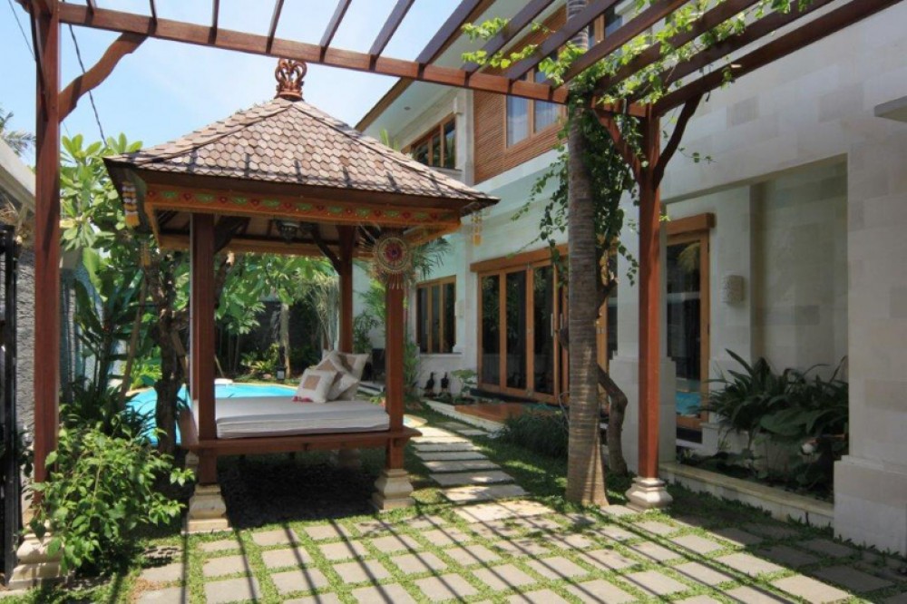 Villa Dua Tingkat Menawan Dijual di Jantung Seminyak