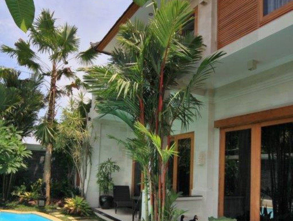 Villa Dua Tingkat Menawan Dijual di Jantung Seminyak