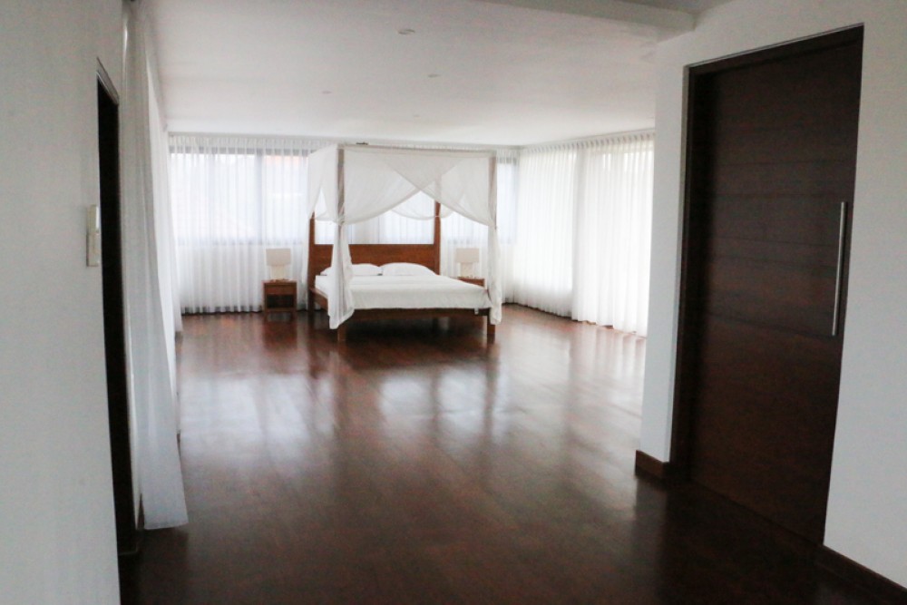 Villa minimaliste moderne de quatre étages en pleine propriété à vendre à Tegal Cupek