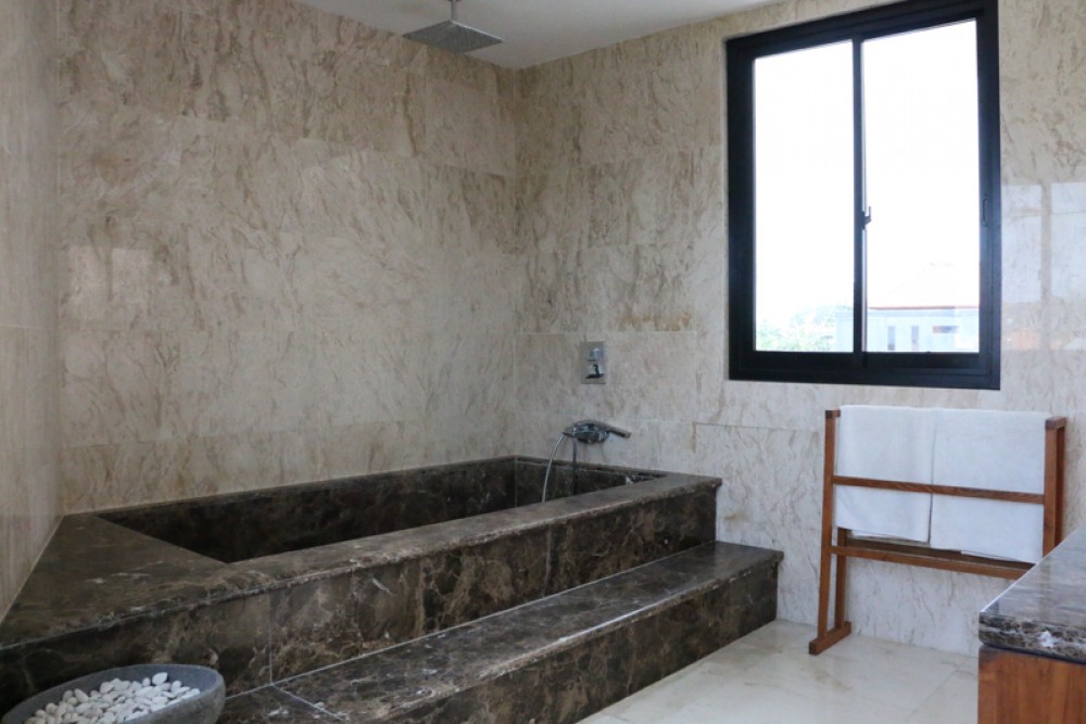 Villa minimaliste moderne de quatre étages en pleine propriété à vendre à Tegal Cupek