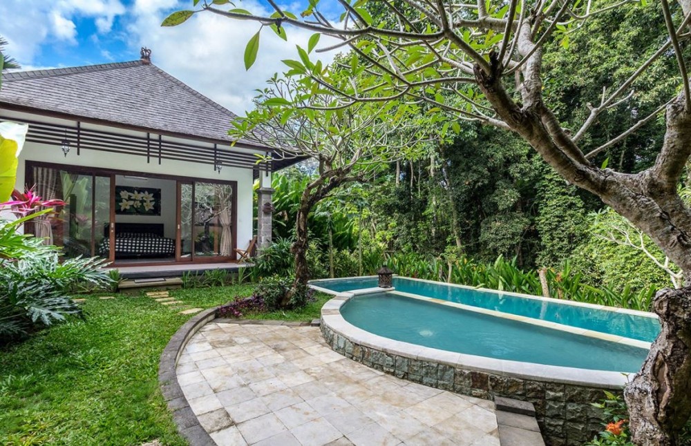 Beautiful 5 Bedroom Riverfront Freehold Real Estate For Sale in Nyanyi