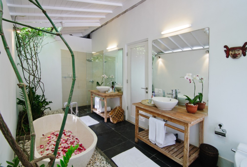 Elegant villa with spacious land for sale in Seminyak