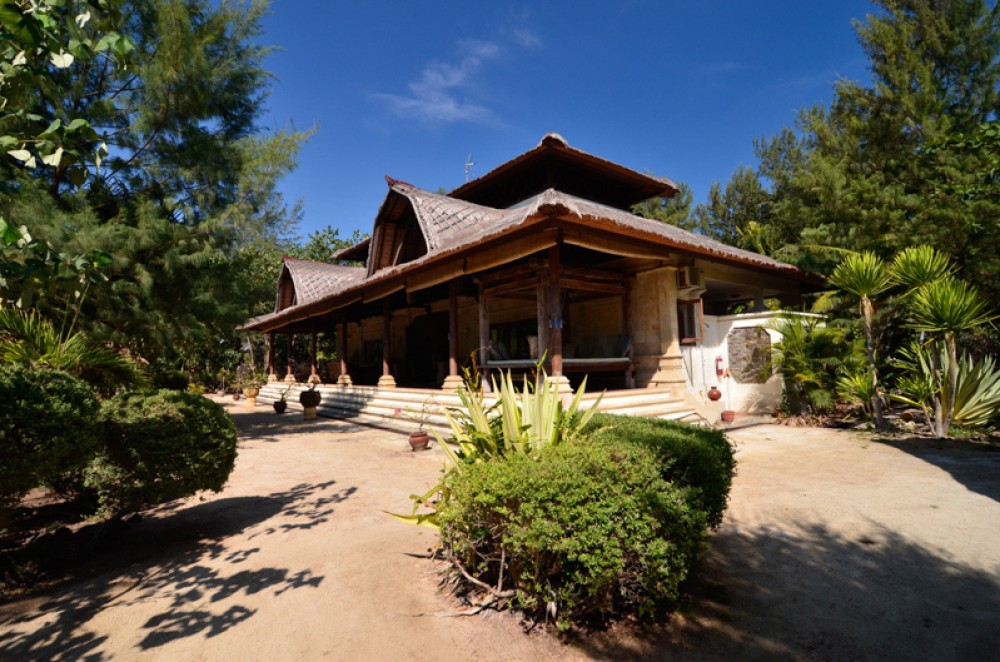 Luxurious Five Bedrooms Freehold Villa for Sale in Canggu