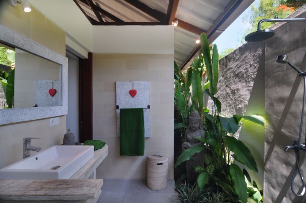 Villa Dua Kamar Tidur yang menawan untuk Dijual di Lokasi Utama Seminyak