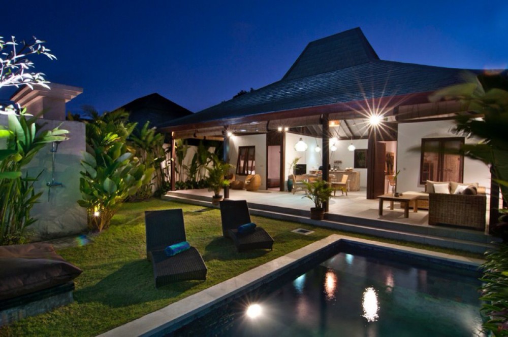 Villa Dua Kamar Tidur yang menawan untuk Dijual di Lokasi Utama Seminyak