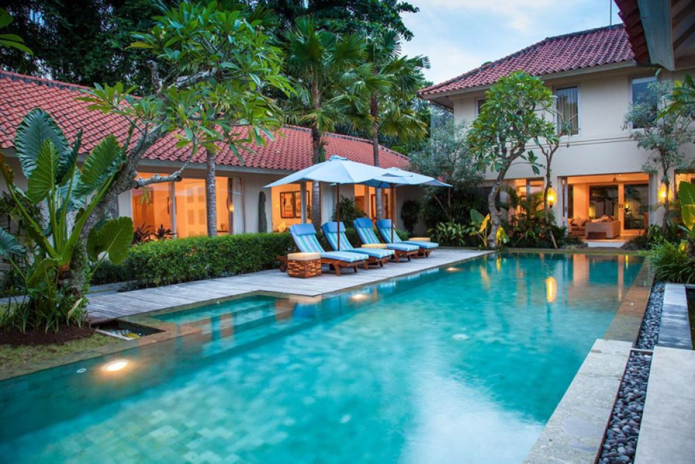 Villa de luxe avec quatre chambres et un terrain spacieux à vendre à Sanur