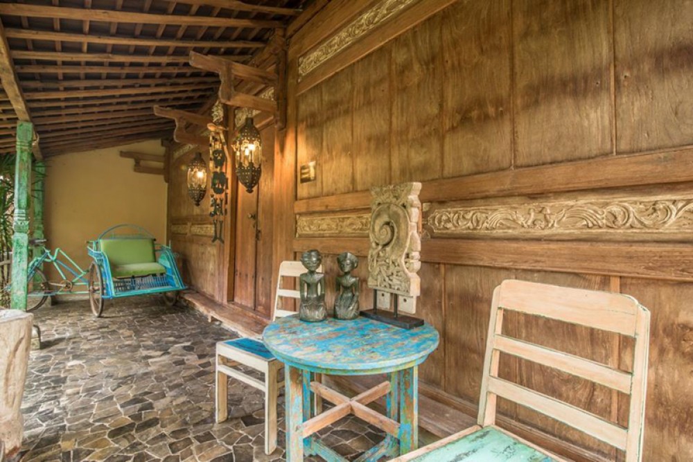 Villa Tradisional yang Menawan dengan Tanah Luas Dijual di Berawa
