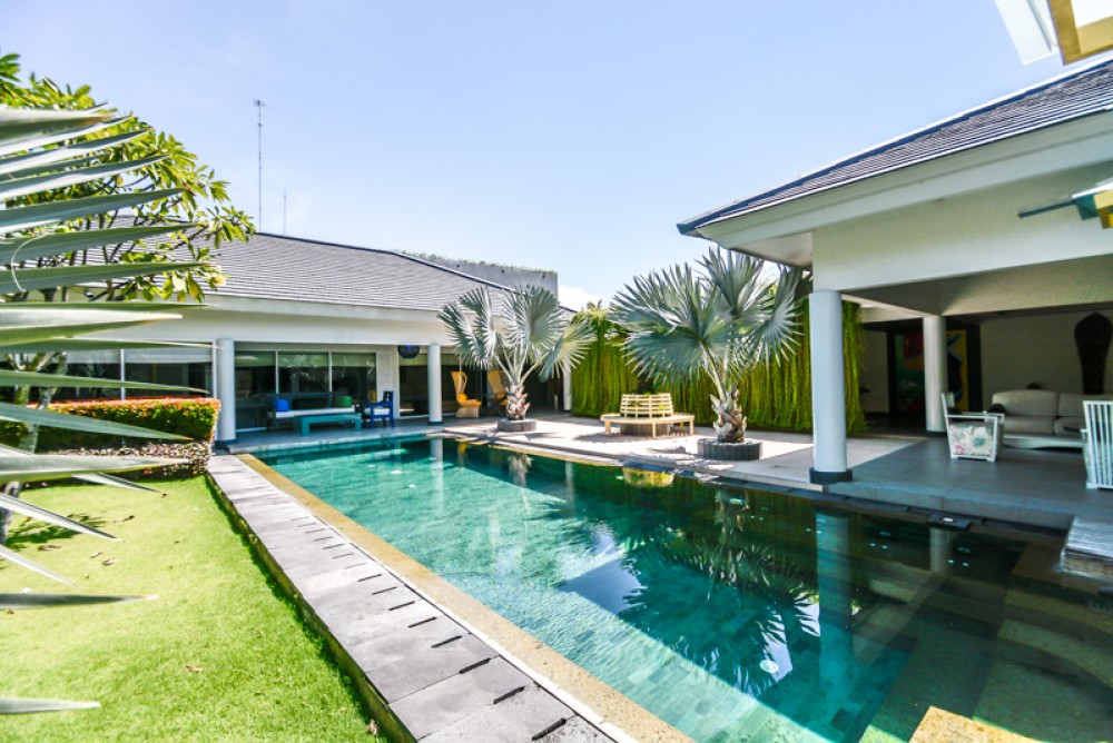 Villa luxueuse de quatre chambres à coucher à vendre à Sanur, côté plage