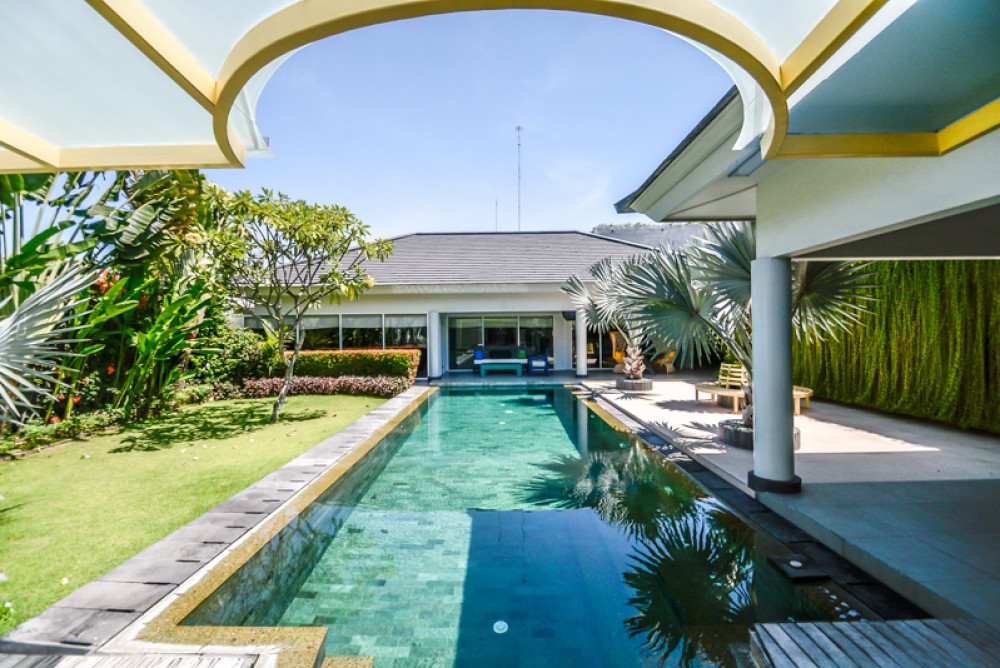 Villa Mewah Empat Kamar Tidur Dijual di Sisi Pantai Sanur