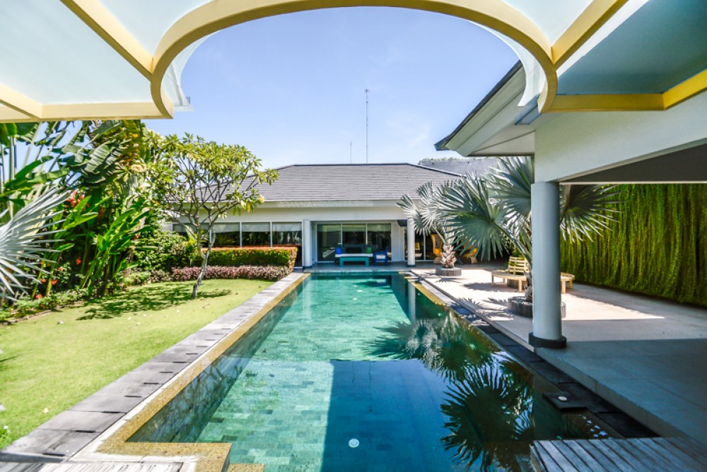 Villa luxueuse de quatre chambres à coucher à vendre à Sanur, côté plage