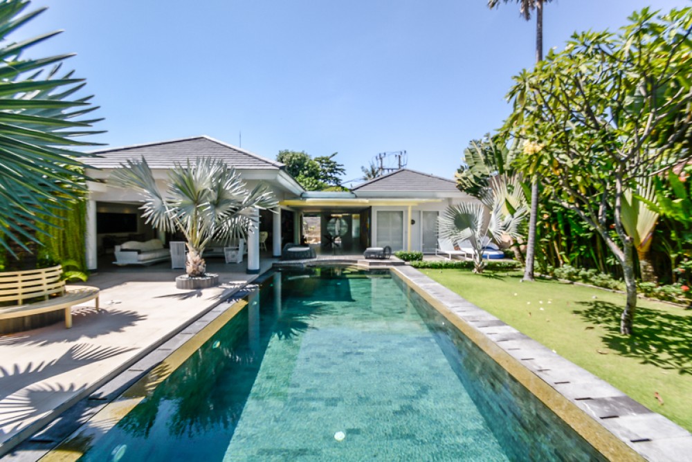 Villa luxueuse de quatre chambres à coucher à vendre à Sanur, côté plage