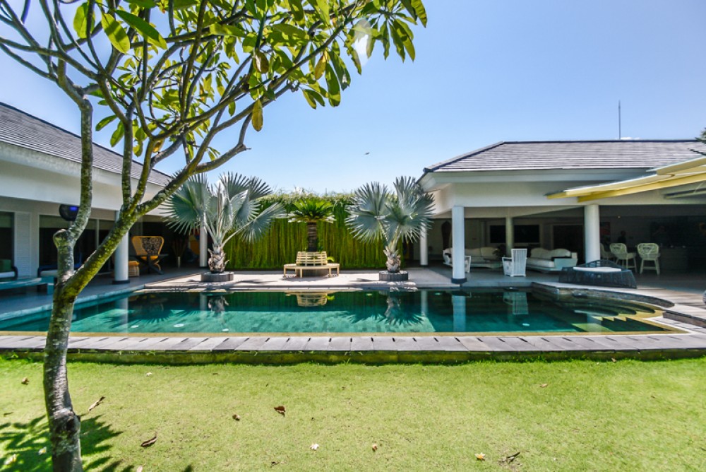 Villa luxueuse de quatre chambres à coucher à vendre à Sanur, côté plage