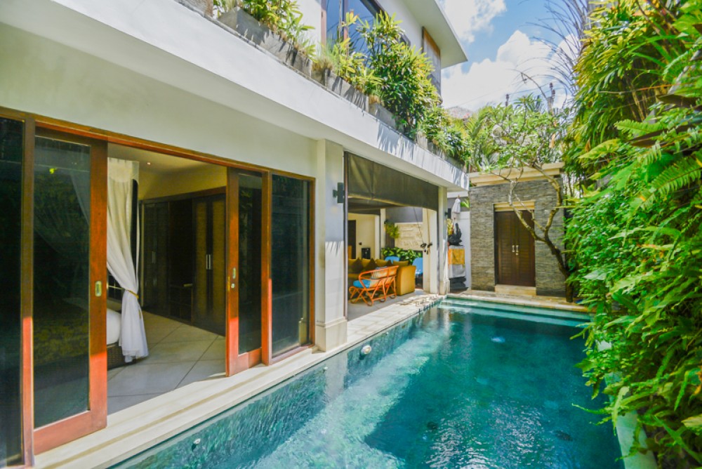 Villa Mewah Dua Lantai Dijual di Jantung Seminyak