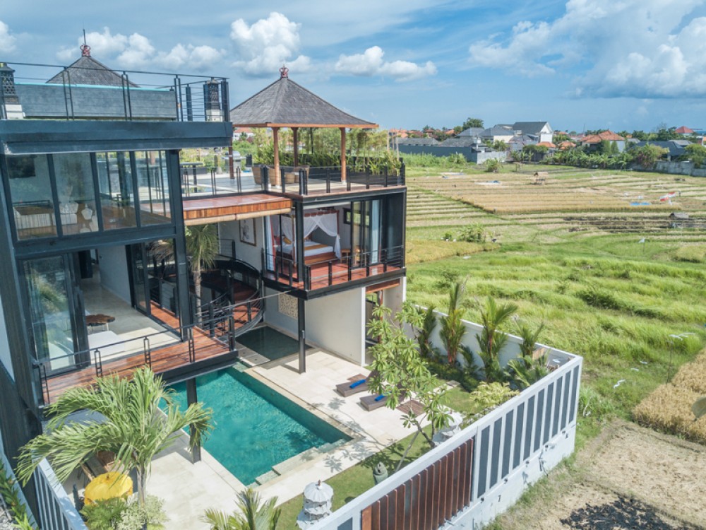 Villa Modern Mewah dengan pemandangan Sawah Dijual di Umalas