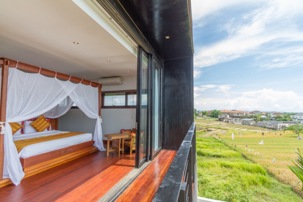 Villa Modern Mewah dengan pemandangan Sawah Dijual di Umalas