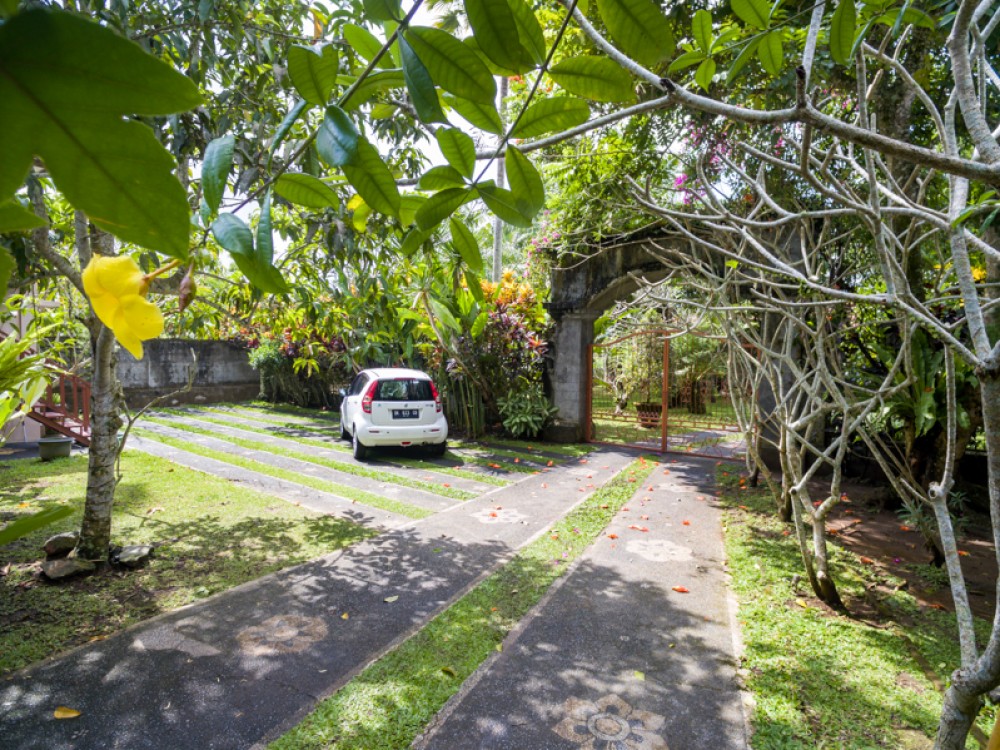 Villa Hak Milik Tradisional dengan Tanah Luas Dijual di Ubud