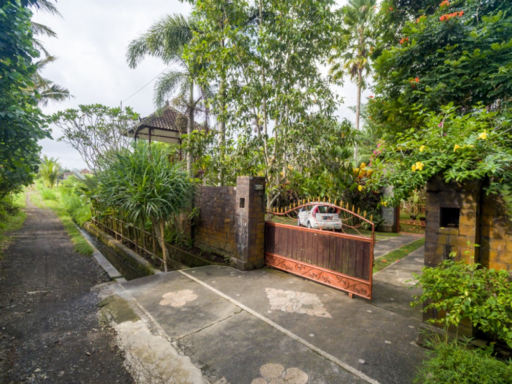 Villa Hak Milik Tradisional dengan Tanah Luas Dijual di Ubud