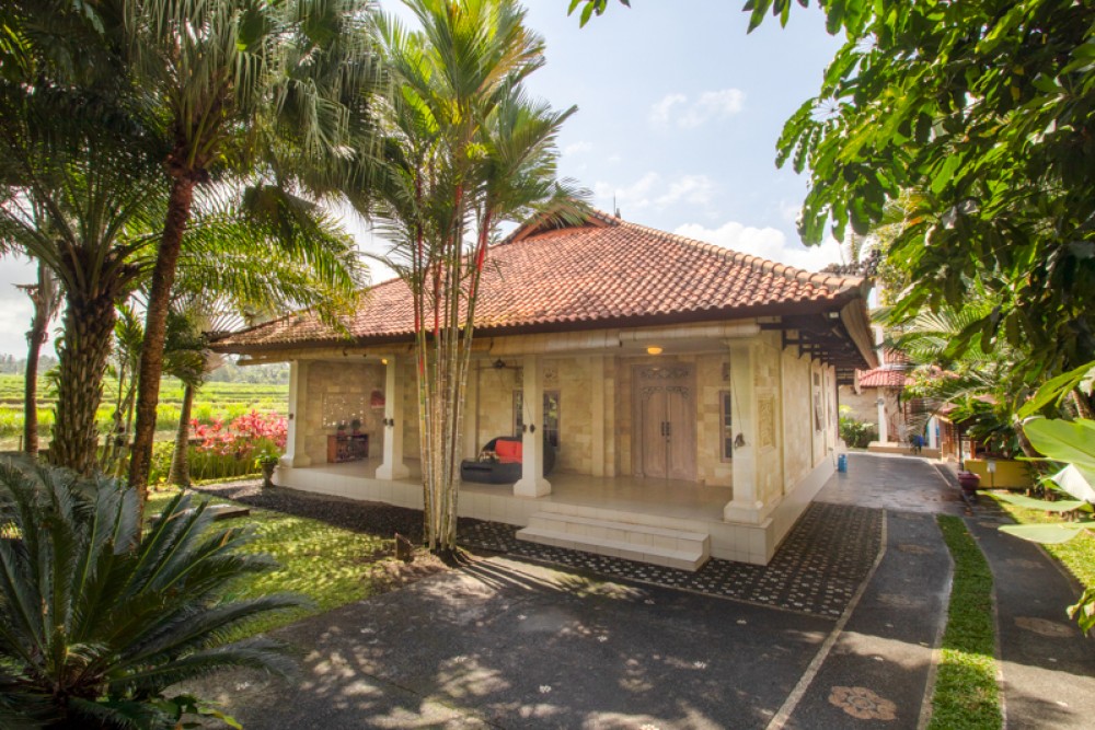 Villa traditionnelle en pleine propriété avec un terrain spacieux à vendre à Ubud