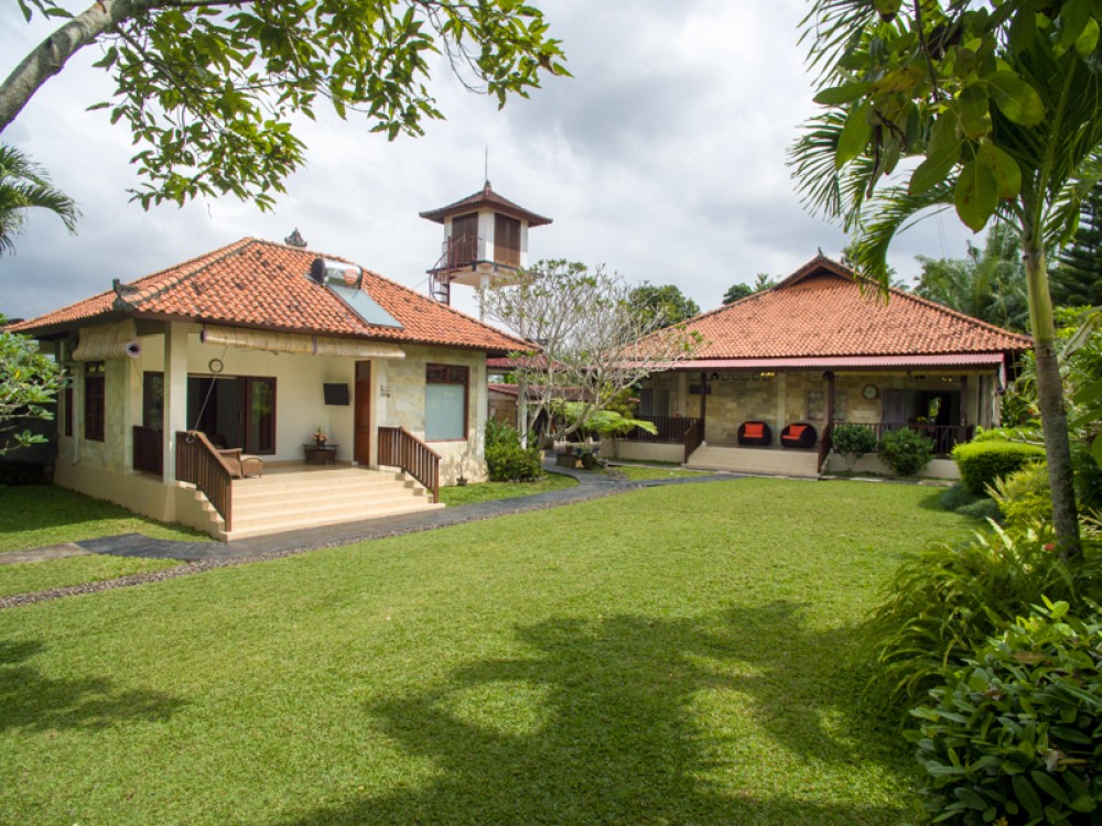 Villa traditionnelle en pleine propriété avec un terrain spacieux à vendre à Ubud
