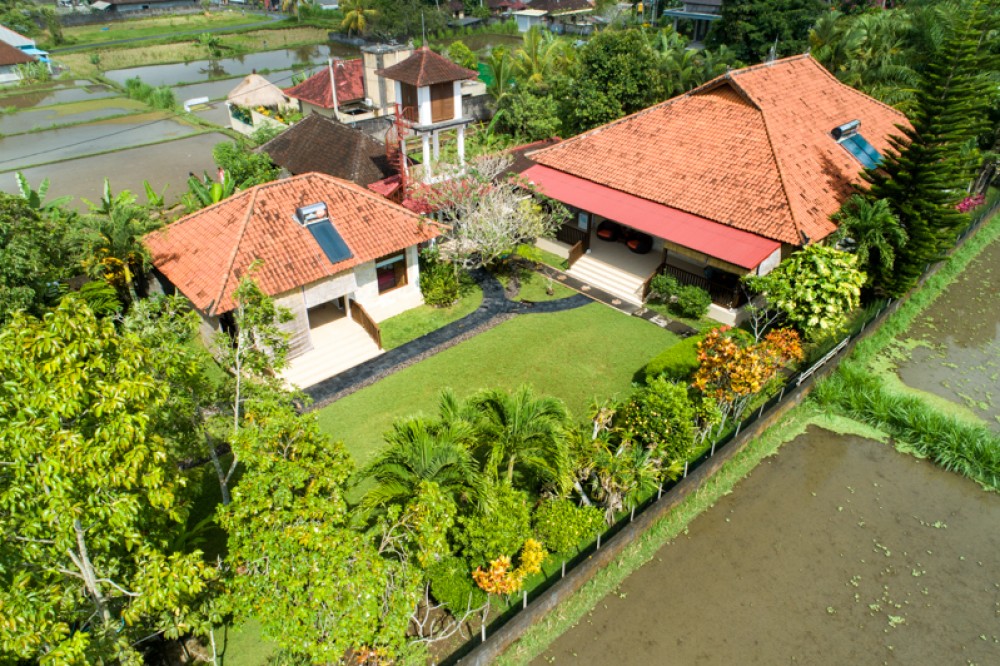 Villa Hak Milik Tradisional dengan Tanah Luas Dijual di Ubud