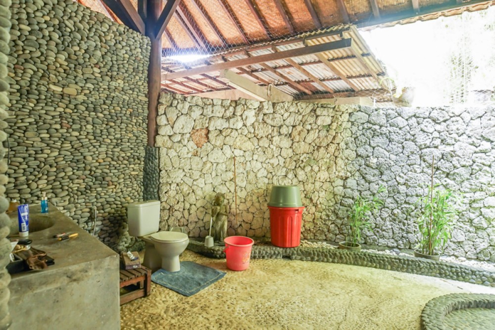 Villa Hak Milik Tradisional dengan Tanah Luas Dijual di Canggu
