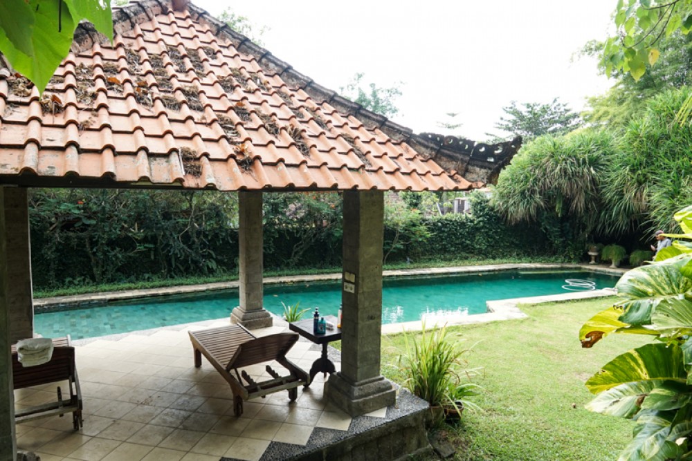 Villa Hak Milik Tradisional dengan Tanah Luas Dijual di Canggu