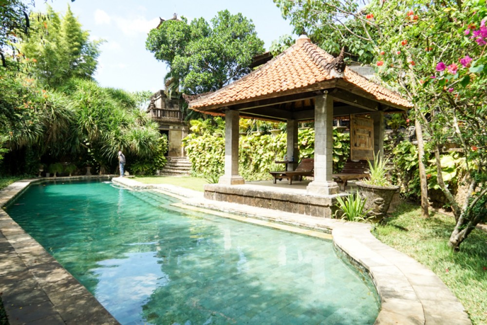 Villa traditionnelle en pleine propriété avec un terrain spacieux à vendre à Canggu