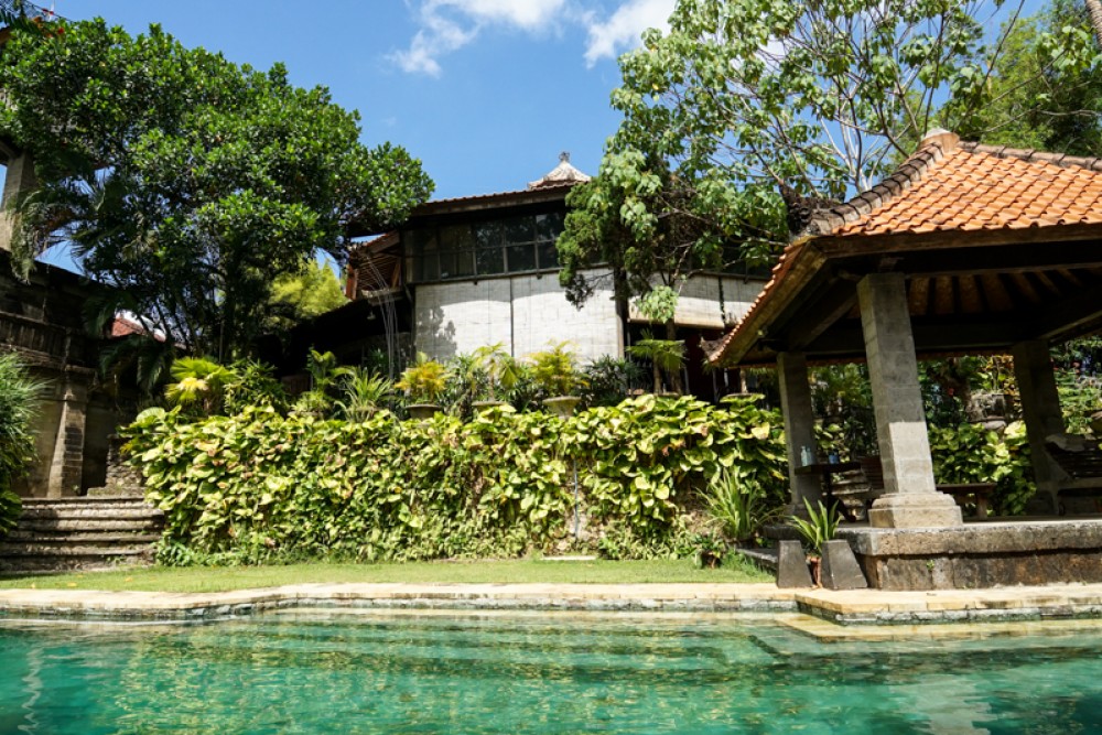 Villa traditionnelle en pleine propriété avec un terrain spacieux à vendre à Canggu