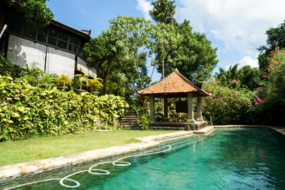 Villa traditionnelle en pleine propriété avec un terrain spacieux à vendre à Canggu