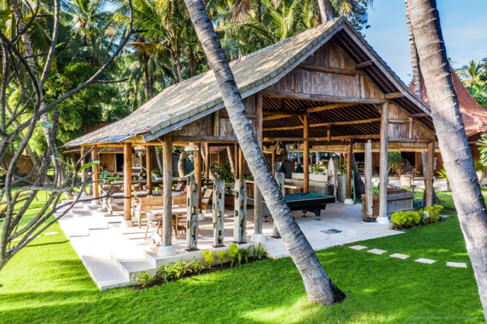 Antique Java Wooden Villa dengan Tanah Luas dijual di Karangasem