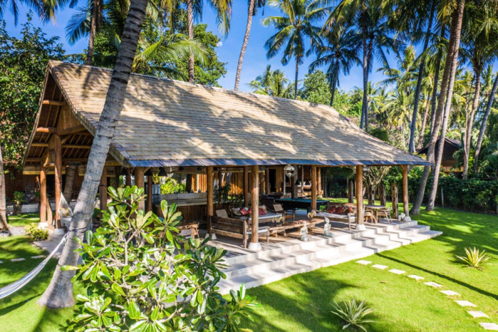 Antique Java Wooden Villa dengan Tanah Luas dijual di Karangasem