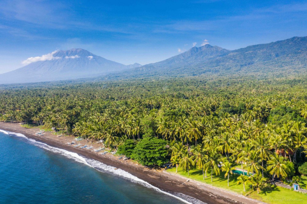 Antique Java Wooden Villa dengan Tanah Luas dijual di Karangasem