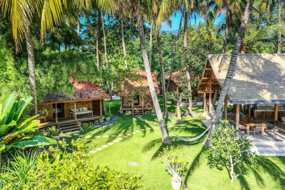 Antique Java Wooden Villa dengan Tanah Luas dijual di Karangasem