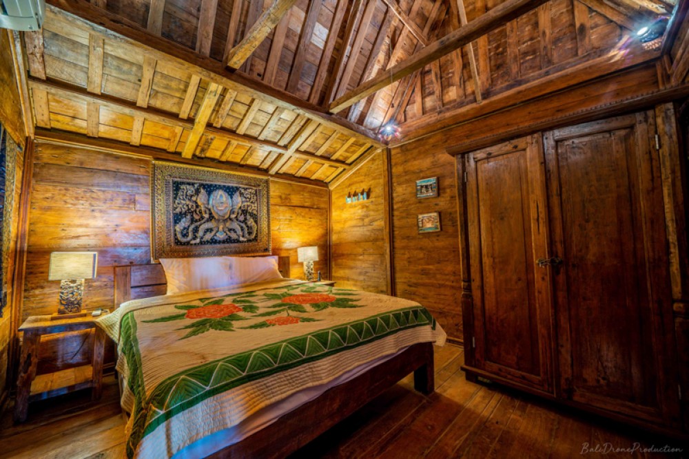 Villa en bois Java antique avec terrain spacieux à vendre à Karangasem