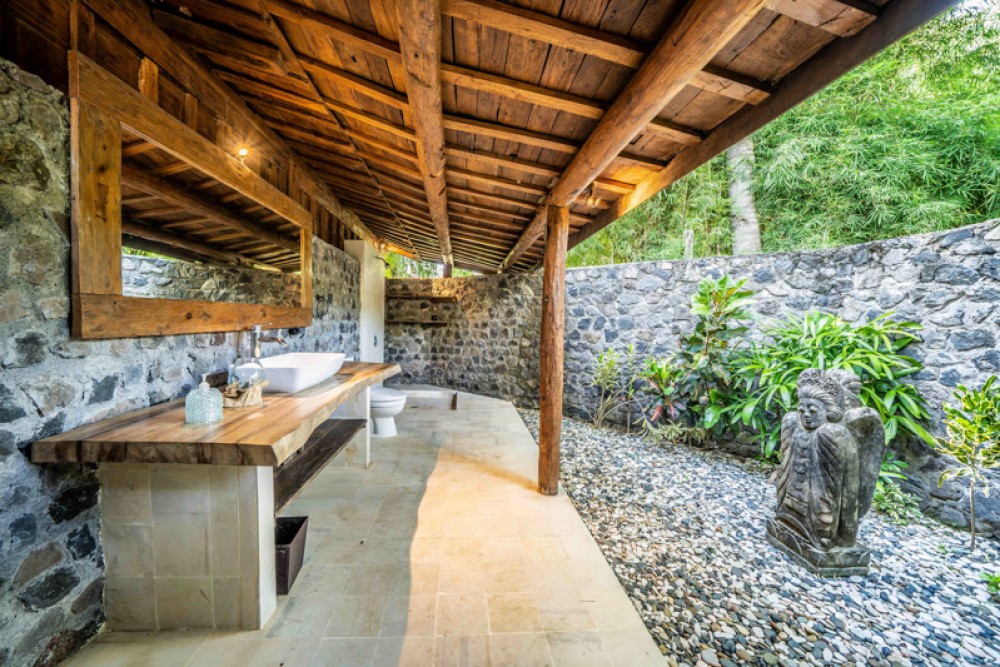 Villa en bois Java antique avec terrain spacieux à vendre à Karangasem