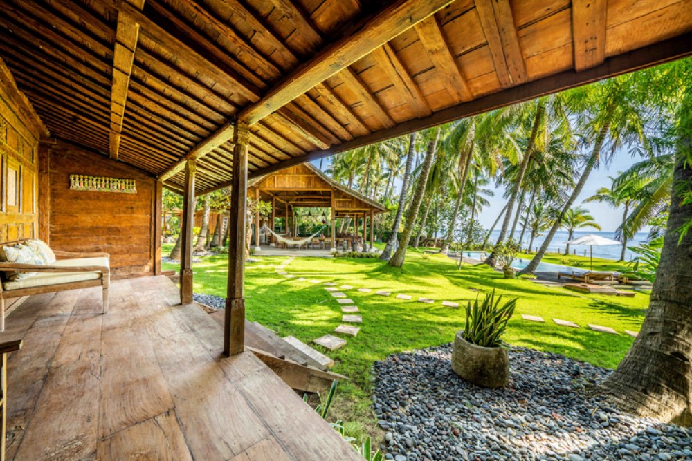 Villa en bois Java antique avec terrain spacieux à vendre à Karangasem