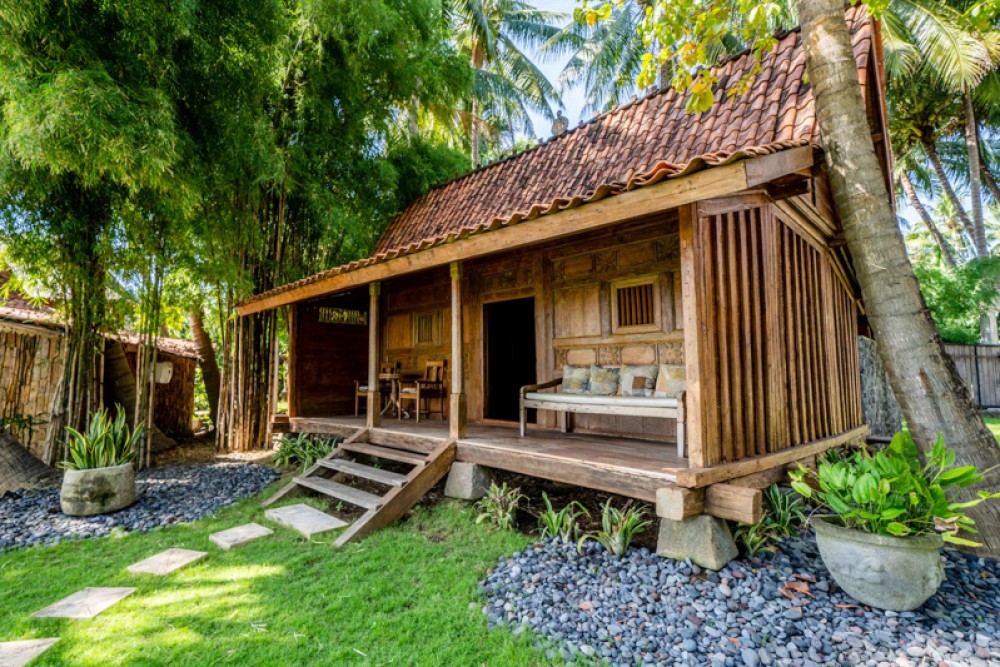 Antique Java Wooden Villa dengan Tanah Luas dijual di Karangasem