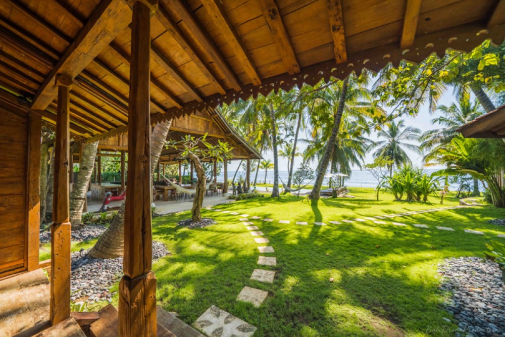 Antique Java Wooden Villa dengan Tanah Luas dijual di Karangasem