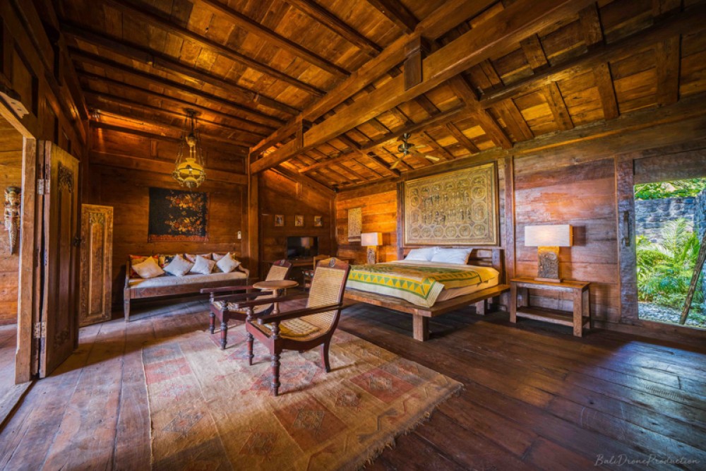 Villa en bois Java antique avec terrain spacieux à vendre à Karangasem